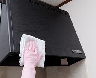 換気扇の油汚れは、ご家庭での掃除で落としにくい汚れの代表格とも言える箇所です。